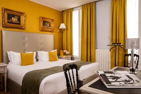 Hotel Plaza Elysées — hotel room