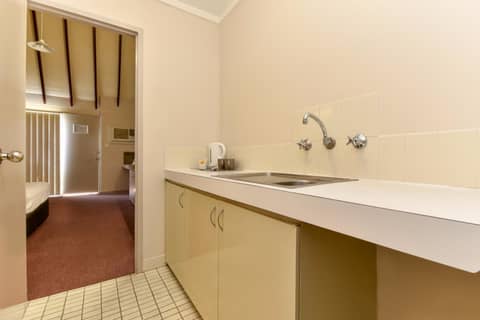 Sanno Marracoonda Perth Airport Hotel — kitchen