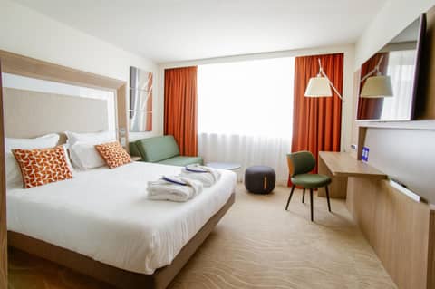 Novotel Lyon Centre-Confluence Bord de Saone — hotel room