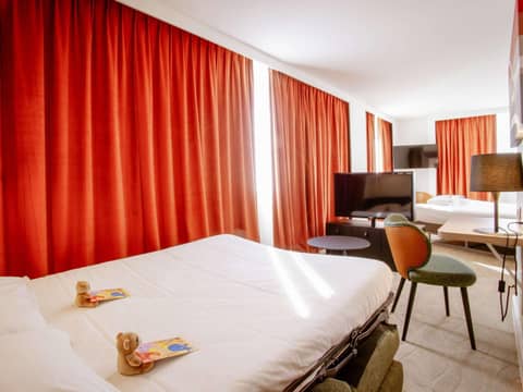 Novotel Lyon Centre-Confluence Bord de Saone — hotel room