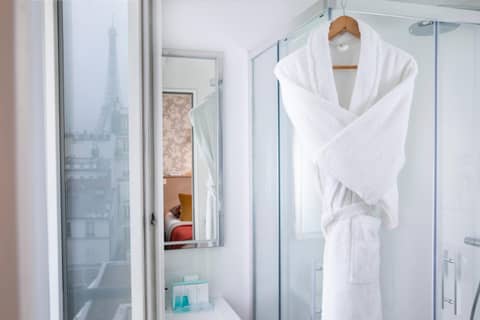 Jardins Eiffel — bathroom