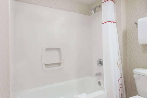 Value Suites Extended Stay - St Louis — bathroom
