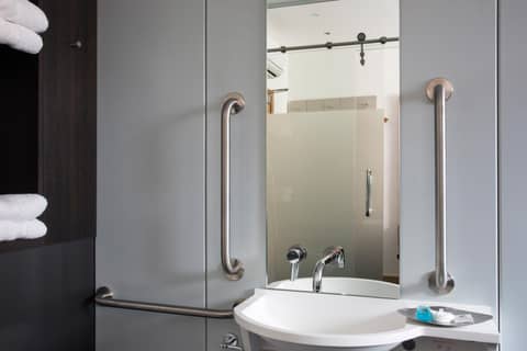 The Z Hotel Shoreditch — bathroom