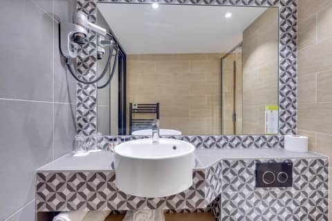 Hôtel Lucien & Marinette — bathroom