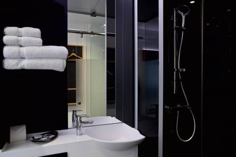 The Z Hotel Covent Garden — bathroom