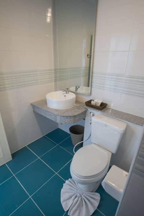 FX Hotel Pattaya — bathroom