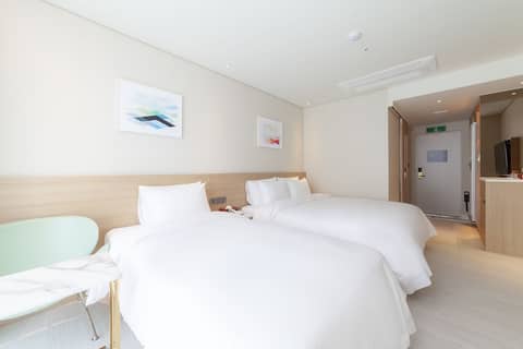 Ocean 2 Heaven — hotel room