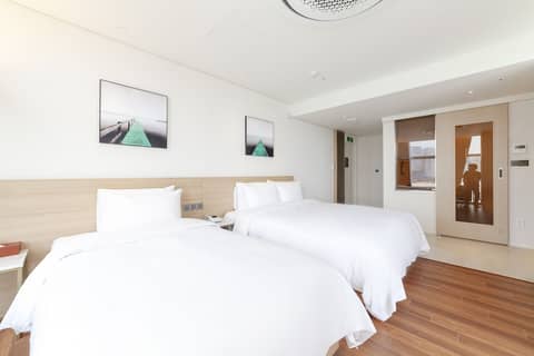 Ocean 2 Heaven — hotel room
