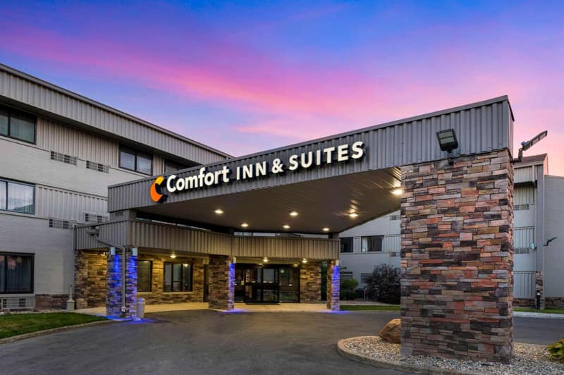 Comfort Inn & Suites Indianapolis Northwest - College Park — building