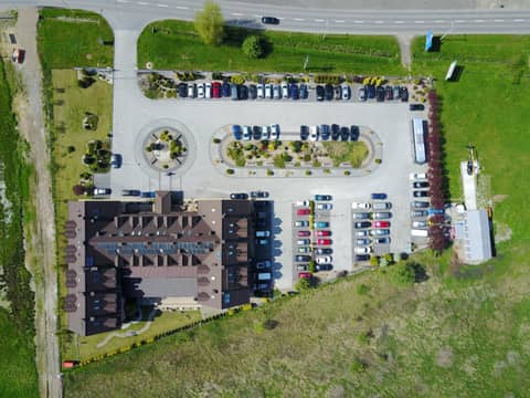 Hotel Fero Express POKOJE KLIMATYZOWANE AC — parking