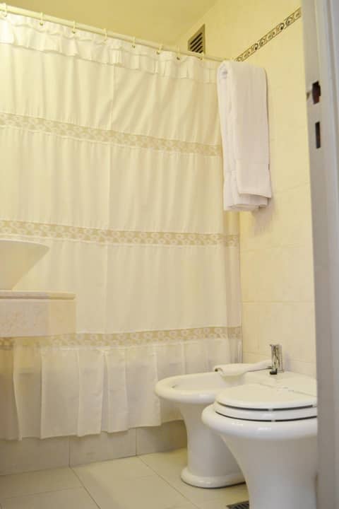 Alpino Hotel — bathroom