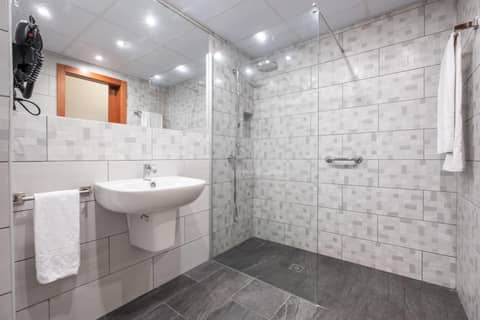 Hotel Concorde — bathroom