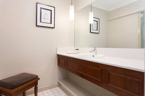 Brisbane International Virginia — bathroom