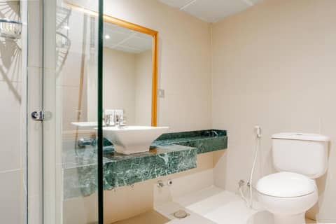 Om Kolthoom Hotel — bathroom