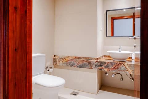 Om Kolthoom Hotel — bathroom