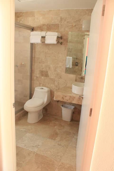 Miami Inn Hotel — bathroom