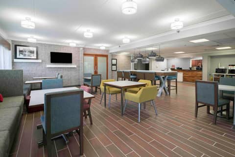 Hampton Inn St. Louis - Westport — lounge
