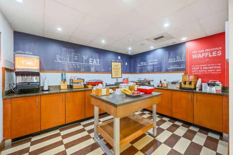 Hampton Inn St. Louis - Westport — dining