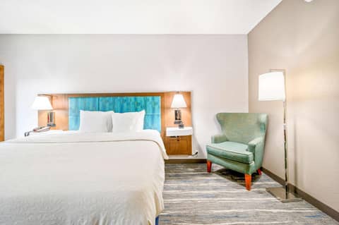 Hampton Inn St. Louis - Westport — hotel room