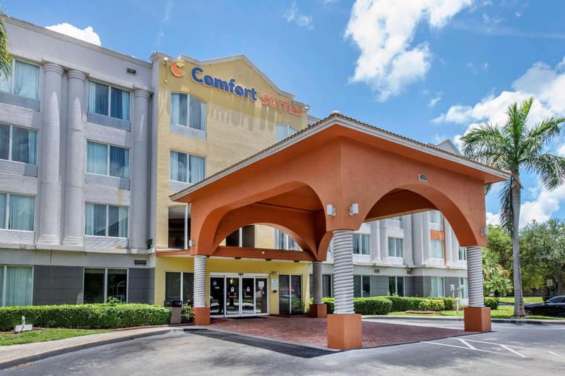 Comfort Suites Tamarac Sawgrass — building