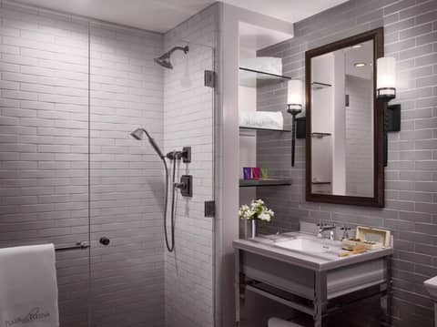 Plaza la Reina — bathroom