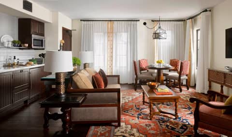 Plaza la Reina — hotel room