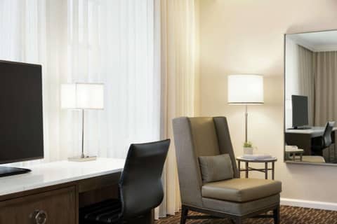 Hilton New Orleans / St. Charles Avenue — hotel room