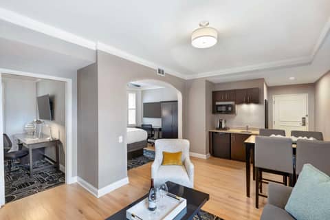 Best Western Plus Hawthorne Terrace Hotel — hotel room