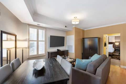 Best Western Plus Hawthorne Terrace Hotel — hotel room