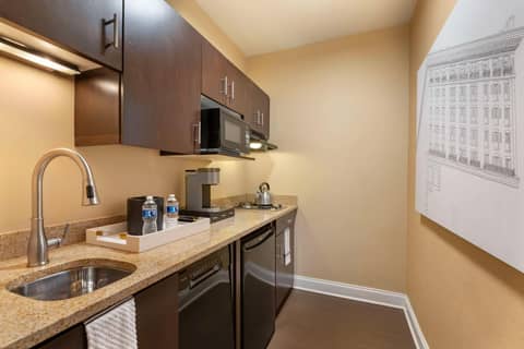 Best Western Plus Hawthorne Terrace Hotel — kitchen