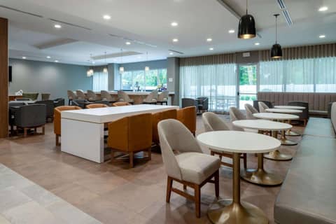 Wyndham Garden Orlando Airport - Free Airport Shuttle - PARK N' FLY Available — photo 3