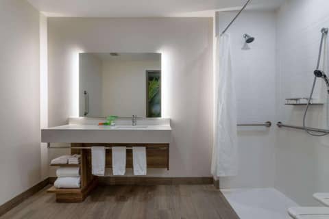 Wyndham Garden Orlando Airport - Free Airport Shuttle - PARK N' FLY Available — photo 9