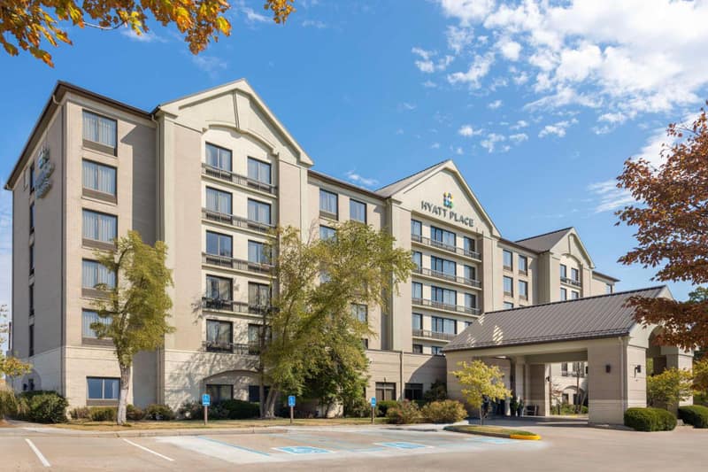 Hyatt Place Indianapolis Airport — building
