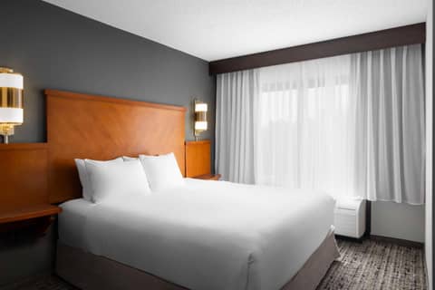 Hyatt Place Indianapolis Airport — hotel room