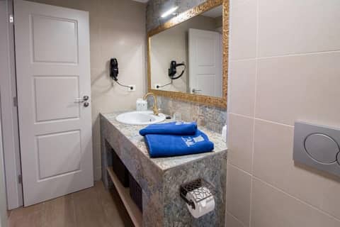 Alhambra Boutique Apartments by PMC Resorts — bathroom