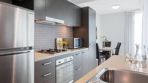 Oaks Brisbane Casino Tower Suites — kitchen
