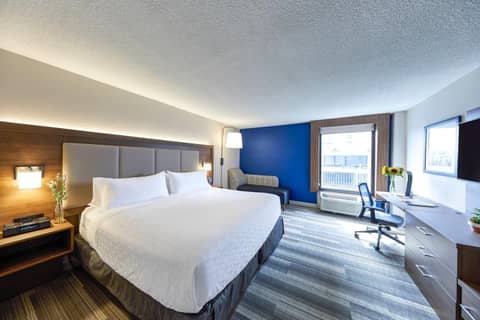 Holiday Inn Express Nashville-Downtown - Broadway by IHG — hotel room