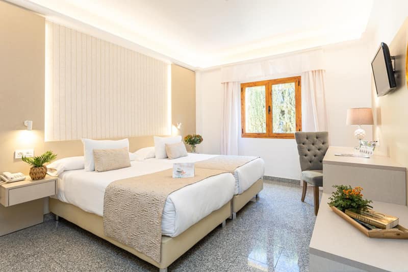 Hotel Plaza Del Castillo — hotel room