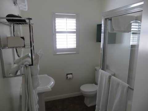 Magic Castle Hotel — bathroom