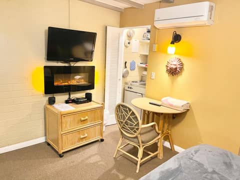 A PLACE IN THE SUN Hotel - ADULTS ONLY Big Units, 24h Heated Pool & Spa in 1 Acre Park Prime Location, DOG Friendly, TOP Midcentury Modern Boutique Hotel — hotel room