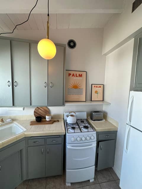 A PLACE IN THE SUN Hotel - ADULTS ONLY Big Units, 24h Heated Pool & Spa in 1 Acre Park Prime Location, DOG Friendly, TOP Midcentury Modern Boutique Hotel — kitchen