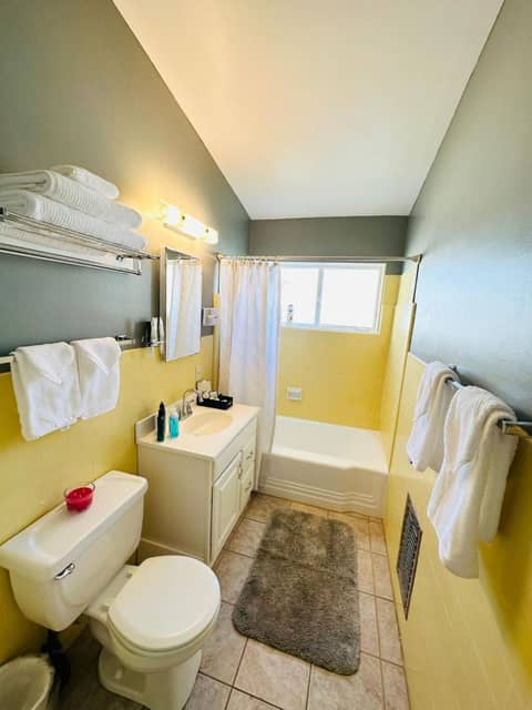 A PLACE IN THE SUN Hotel - ADULTS ONLY Big Units, 24h Heated Pool & Spa in 1 Acre Park Prime Location, DOG Friendly, TOP Midcentury Modern Boutique Hotel — bathroom
