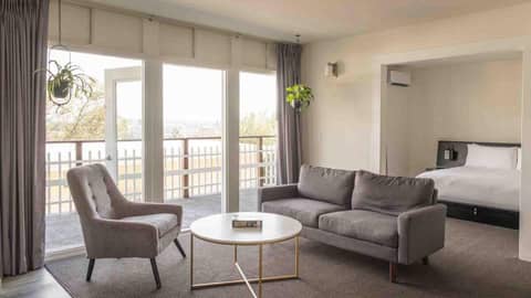 Hollywood Hills Hotel — hotel room