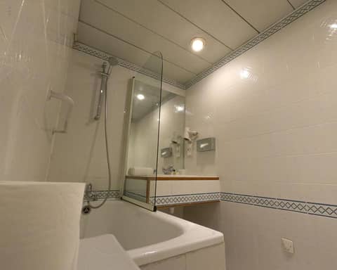Hotel France Louvre — bathroom