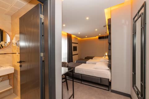 White Palace Hotel — hotel room