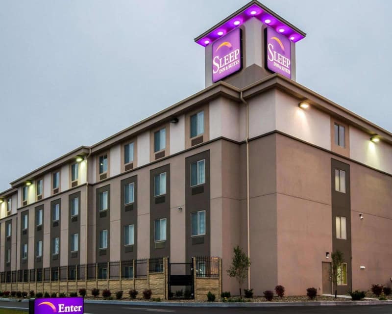 Sleep Inn & Suites And Conference Center Downtown — building