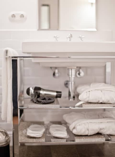 Louis Hotel — bathroom