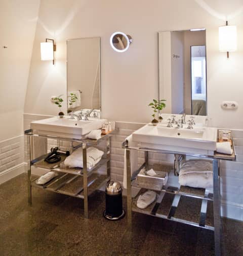Louis Hotel — bathroom