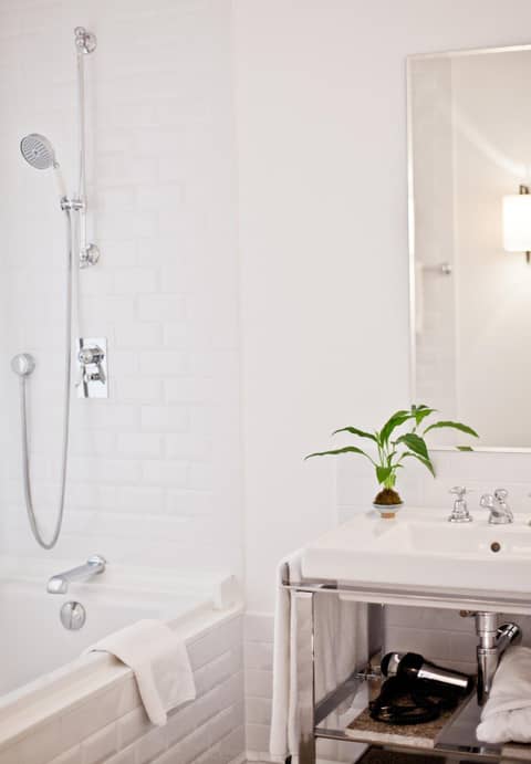Louis Hotel — bathroom