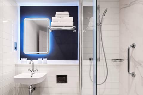 Strand Palace — bathroom